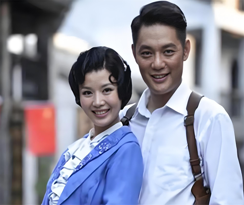 开云体育平台-49岁程愫近况曝光！与傅程鹏离婚已9年，如今与15岁儿子相依为命